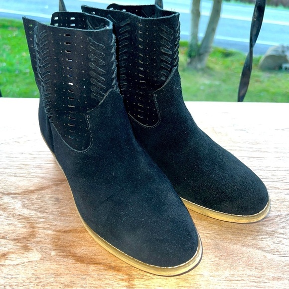 Coldwater Creek Walk With Me Black Suede Perforated Ankle Booties Women’s Sz 8M - Picture 1 of 11